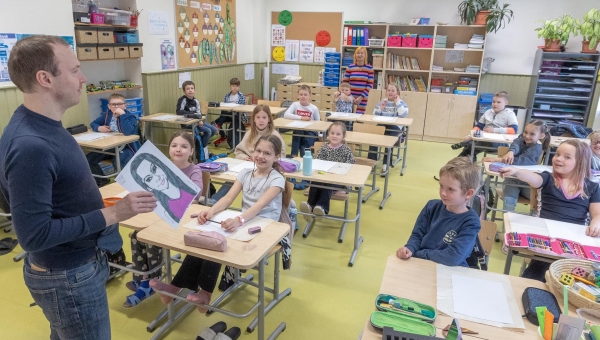 Kesklinna kooli teine klass õppis šaržikunsti